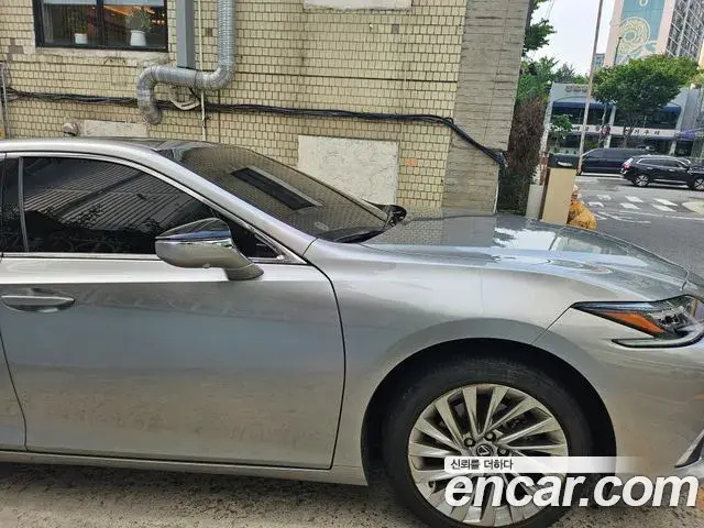 Lexus ES300h 2022 — Photo 2/5