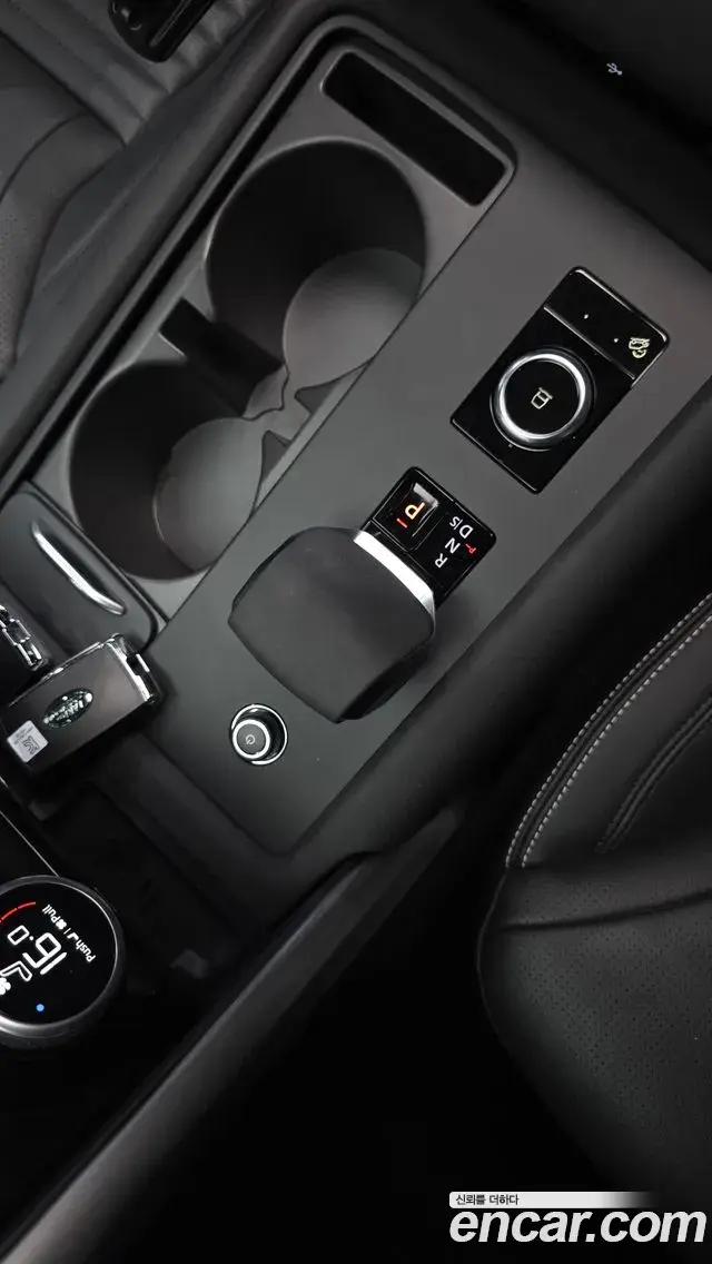 Land Rover Discovery 5 2025 — Photo 16/36
