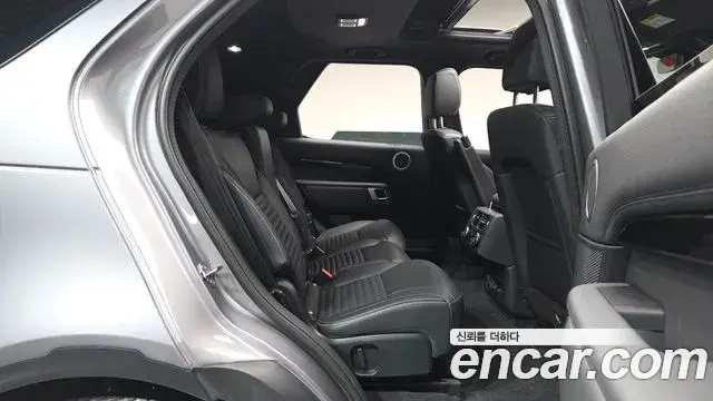 Land Rover Discovery 5 2025 — Photo 14/36