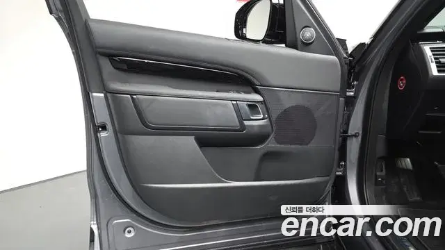 Land Rover Discovery 5 2025 — Photo 30/36