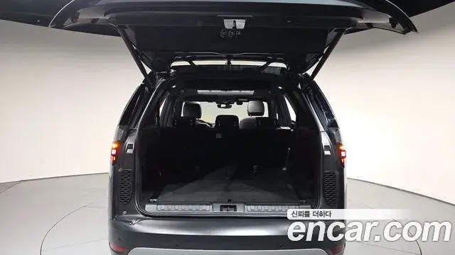 Land Rover Discovery 5 2025 — Photo 33/36