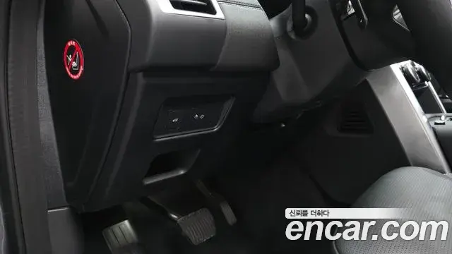 Land Rover Discovery 5 2025 — Photo 35/36