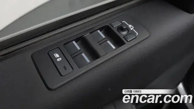 Land Rover Discovery 5 2025 — Photo 13/36