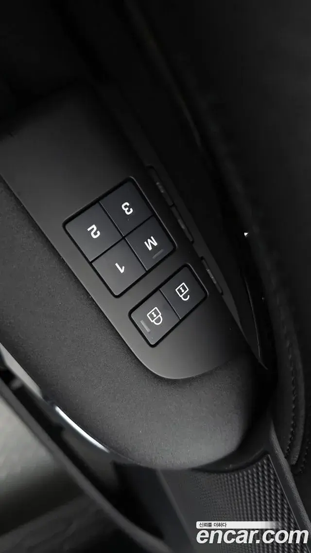 Land Rover Discovery 5 2025 — Photo 18/36
