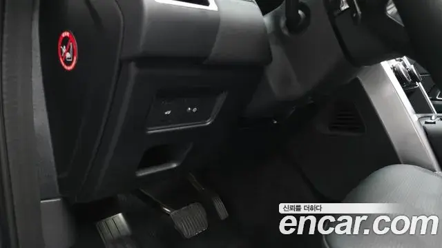 Land Rover Discovery 5 2025 — Photo 9/36