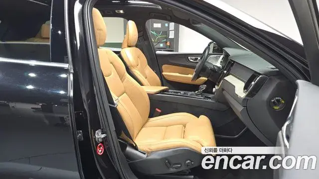 Volvo XC60 2020 — Photo 12/34