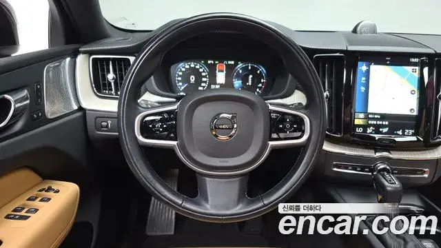 Volvo XC60 2020 — Photo 6/34