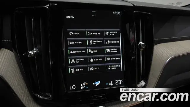 Volvo XC60 2020 — Photo 33/34