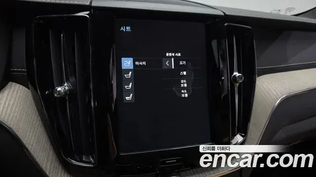 Volvo XC60 2020 — Photo 24/34