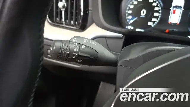 Volvo XC60 2020 — Photo 18/34