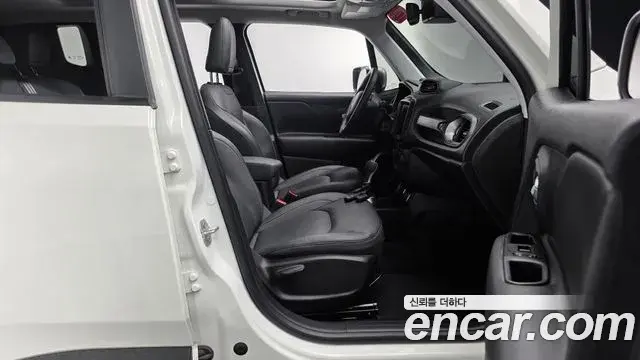 Jeep Renegade 2022 — Photo 17/35