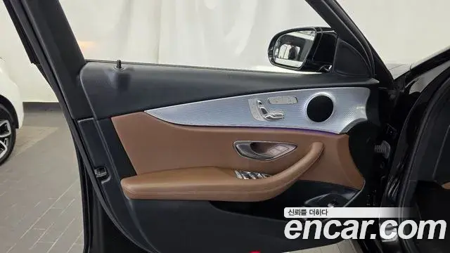 Mercedes-Benz E-Class 2019 — ფოტო 29/32