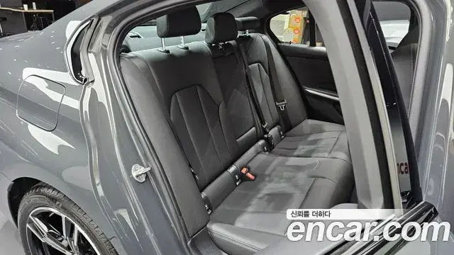 BMW 3 Series 2025 — Photo 32/33