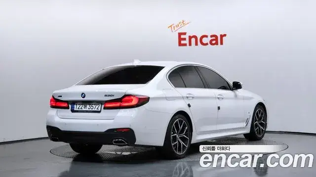 BMW 5 Series 2023 — ფოტო 17/33