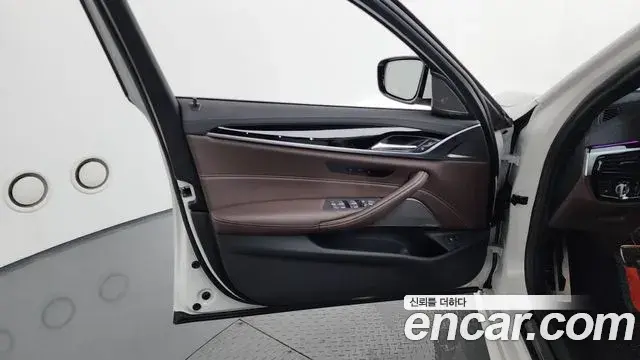 BMW 5 Series 2023 — ფოტო 9/33