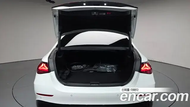 Mercedes-Benz E-Class 2025 — ფოტო 17/36