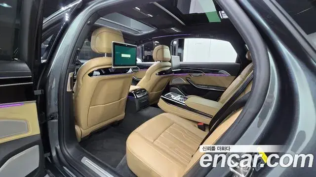 Audi A8 2020 — Фото 12/20