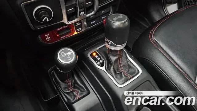 Jeep Wrangler 2020 — Şəkil 31/35
