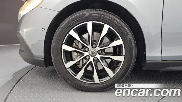 Volvo V40 Cross Country 2019 — Şəkil 32/33
