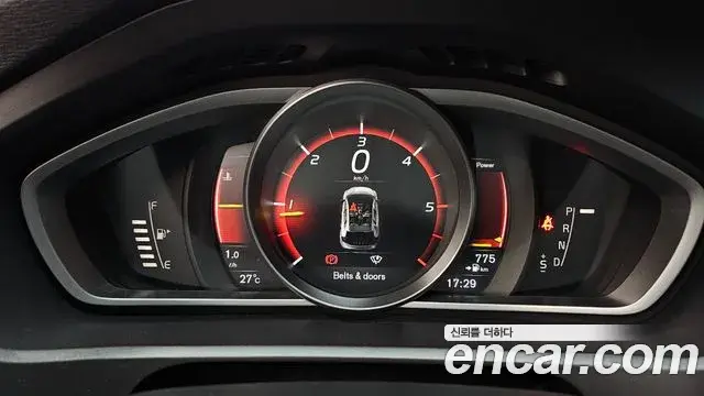 Volvo V40 Cross Country 2019 — Şəkil 23/33