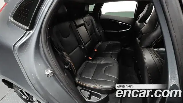 Volvo V40 Cross Country 2019 — Şəkil 17/33