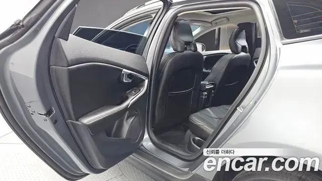 Volvo V40 Cross Country 2019 — Şəkil 14/33