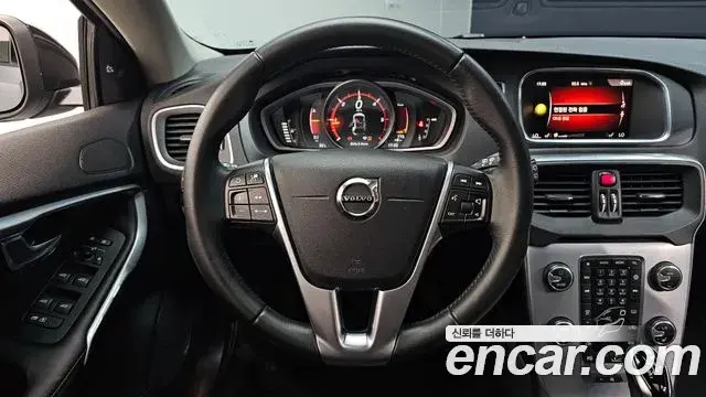 Volvo V40 Cross Country 2019 — Şəkil 15/33