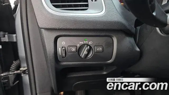 Volvo V40 Cross Country 2019 — Şəkil 33/33