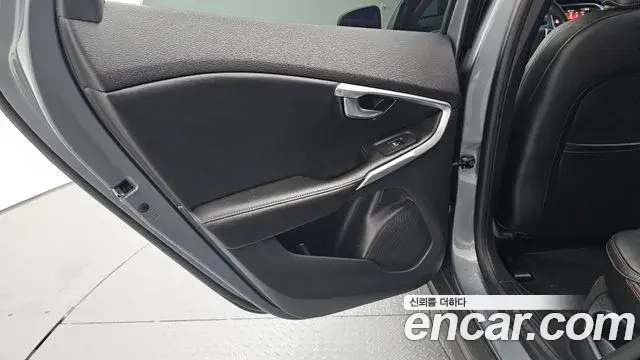Volvo V40 Cross Country 2019 — Şəkil 20/33