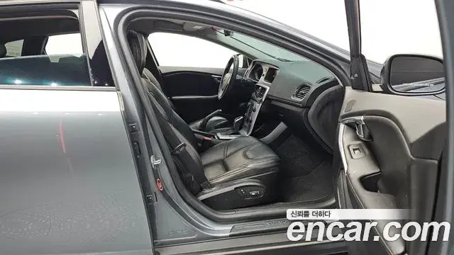 Volvo V40 Cross Country 2019 — Şəkil 1/33