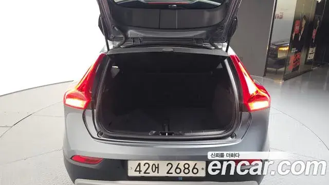 Volvo V40 Cross Country 2019 — Şəkil 24/33