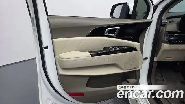 Kia Carnival 2021 — ფოტო 32/38