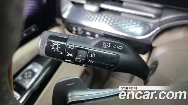 Kia Carnival 2021 — ფოტო 20/38