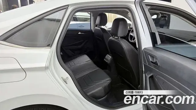 Volkswagen Jetta 2023 — Şəkil 18/27