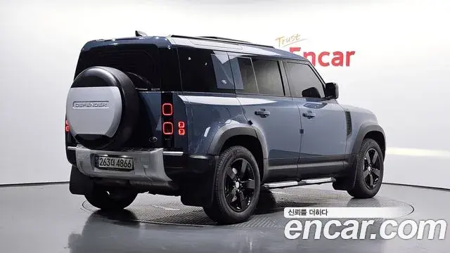 Land Rover Defender 2021 — Photo 25/33