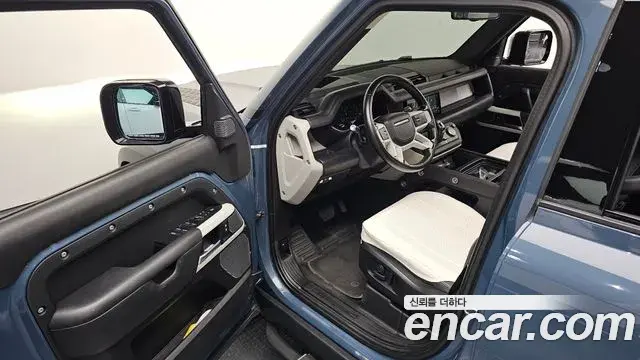 Land Rover Defender 2021 — Photo 2/33