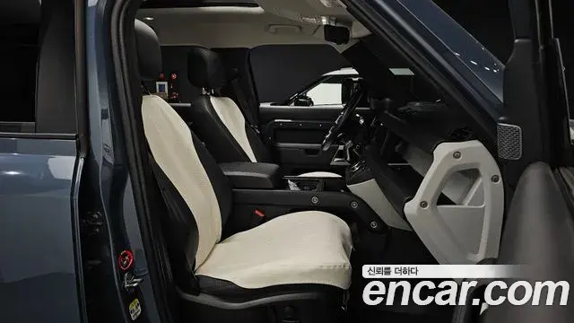 Land Rover Defender 2021 — Photo 22/33