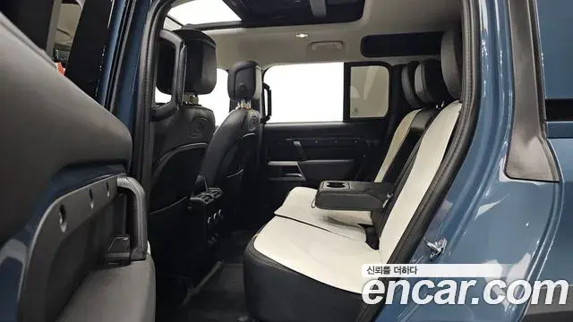 Land Rover Defender 2021 — Photo 7/33