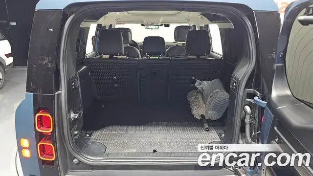 Land Rover Defender 2021 — Photo 28/33