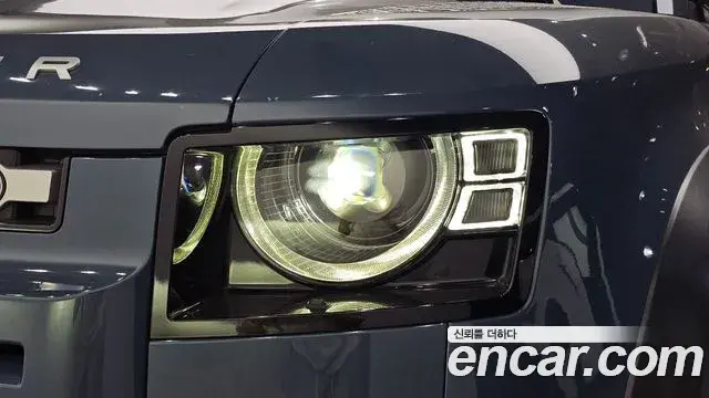 Land Rover Defender 2021 — Photo 8/33