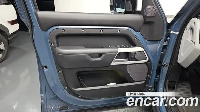 Land Rover Defender 2021 — Photo 9/33