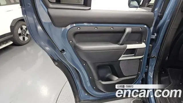 Land Rover Defender 2021 — Photo 13/33