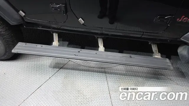 Jeep Wrangler 2020 — ფოტო 8/20