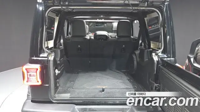 Jeep Wrangler 2020 — ფოტო 7/20