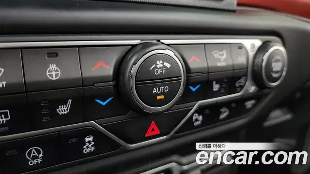 Jeep Wrangler 2020 — ფოტო 18/34