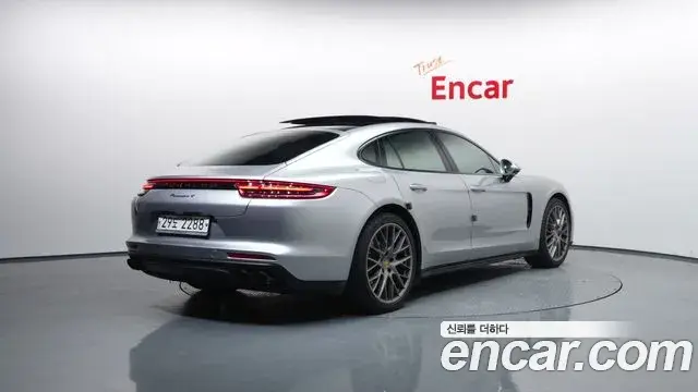 Porsche Panamera 2018 — ფოტო 29/34