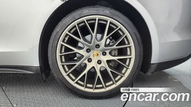 Porsche Panamera 2018 — ფოტო 20/34