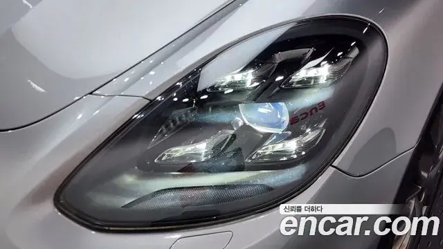 Porsche Panamera 2018 — ფოტო 14/34