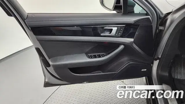 Porsche Panamera 2018 — ფოტო 15/34