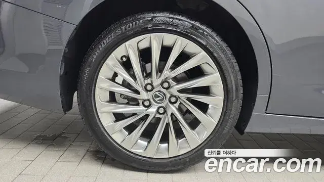 Lexus ES300h 2024 — Şəkil 28/32